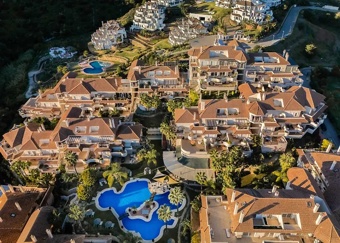 Aloha Hills Club Luxury Retreat Pools Gym Appartement Marbella