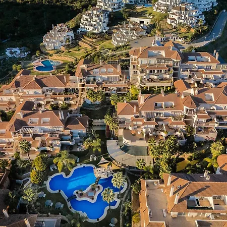 Aloha Hills Club Luxury Retreat Pools Gym Lejlighed Marbella